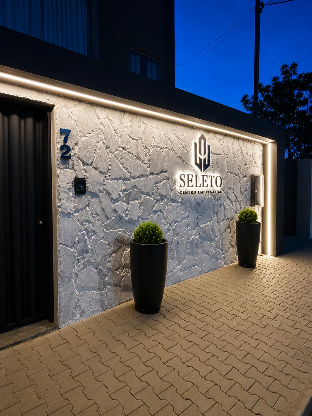 Seleto Centro Empresarial — fachada premium ao entardecer
